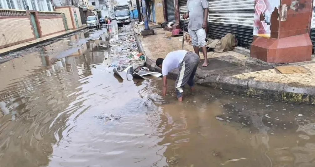 مياه الأمطار تغمر شوارع عدن