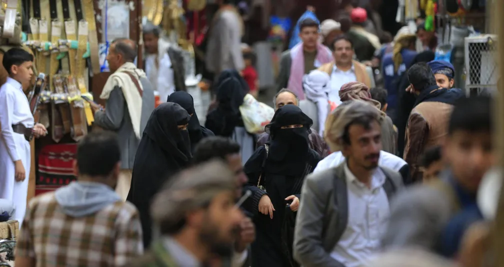 تجار حوثيون يغرقون صنعاء بأصناف من الألعاب النارية الخطرة