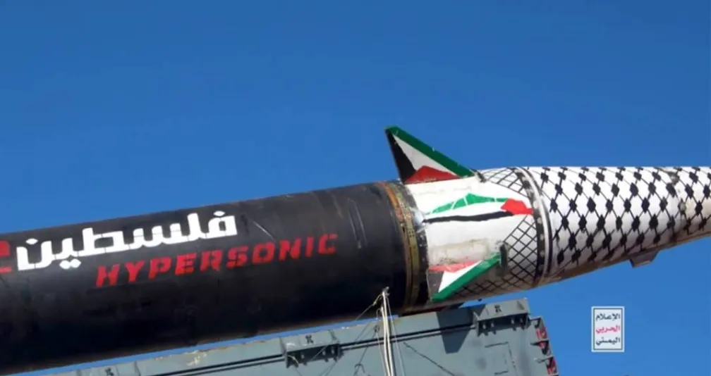 إيران تدفع ورقتها الحوثية إلى المعركة بعد شهر من الحرب