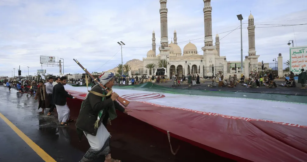 هل يؤدي انخراط الحوثيين إقليمياً إلى تحرير ميناء الحديدة؟