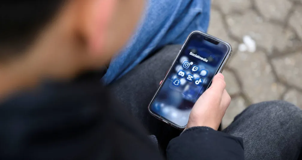 اليونان تتجه لحظر استخدام الأطفال دون 15 عاماً وسائل التواصل الاجتماعي