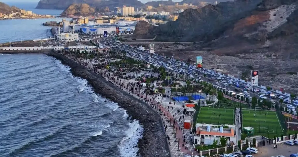 محافظ عدن يطالب بتحييدها عن الصراع السياسي