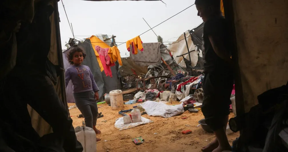 ملادينوف و«حماس» في القاهرة من أجل تفاهمات «حاسمة» بشأن «نزع السلاح»