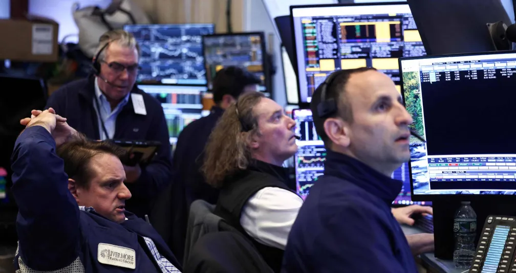 الأسواق العالمية تترقب أثر «انسداد إسلام آباد» على افتتاح الاثنين