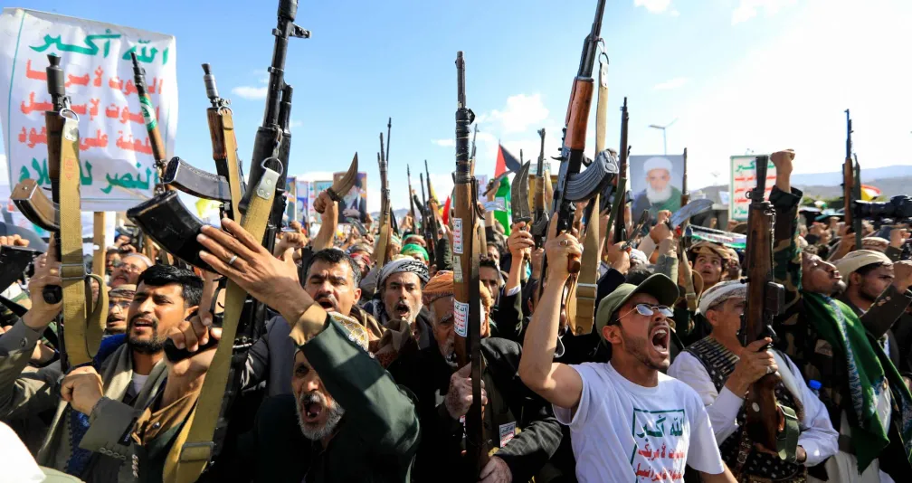 العليمي يطالب بردع حازم لإنهاء خطر الحوثيين وإيران