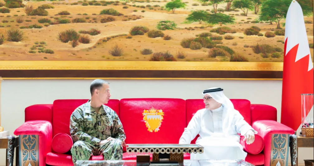 ولي العهد البحريني يلتقي قائد «المركزية الأميركية» ويؤكد الشراكة الدفاعية