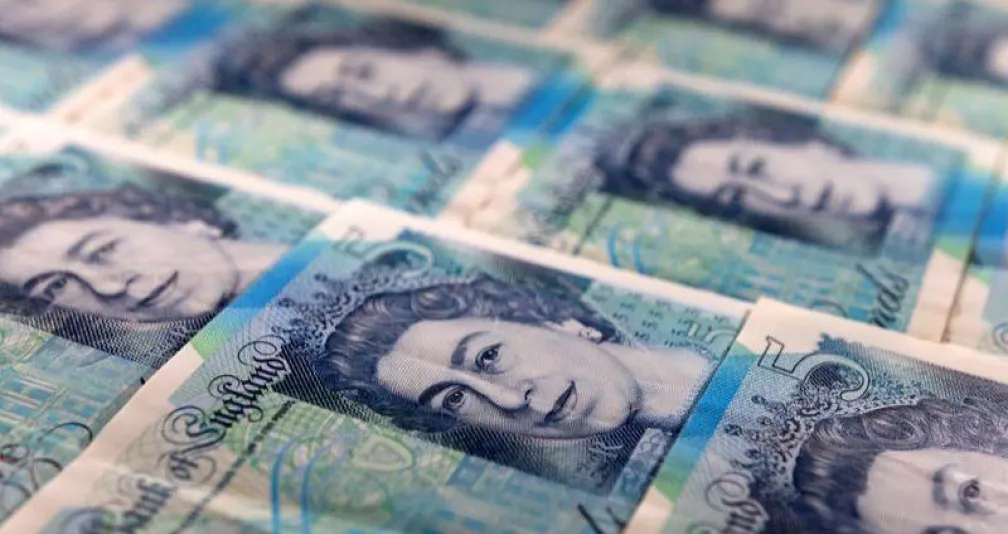 الإسترليني يكسر سلسلة مكاسبه وسط ضغوط اقتصادية ناتجة عن حرب الطاقة