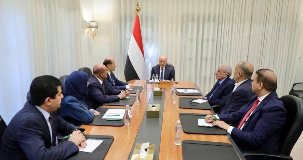 العليمي يشدد على تسريع الإصلاحات واستعادة الثقة الدولية