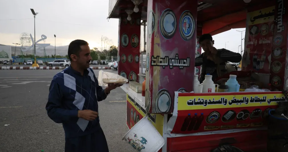 العمال في اليمن... بطالة قاسية ومعاناة لا تنتهي