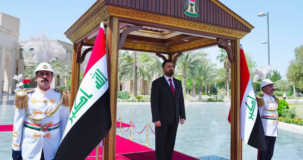 رئيس الوزراء العراقي الجديد يتسلَّم مهامه... ويتعهد بتعزيز علاقات بلاده العربية والدولية