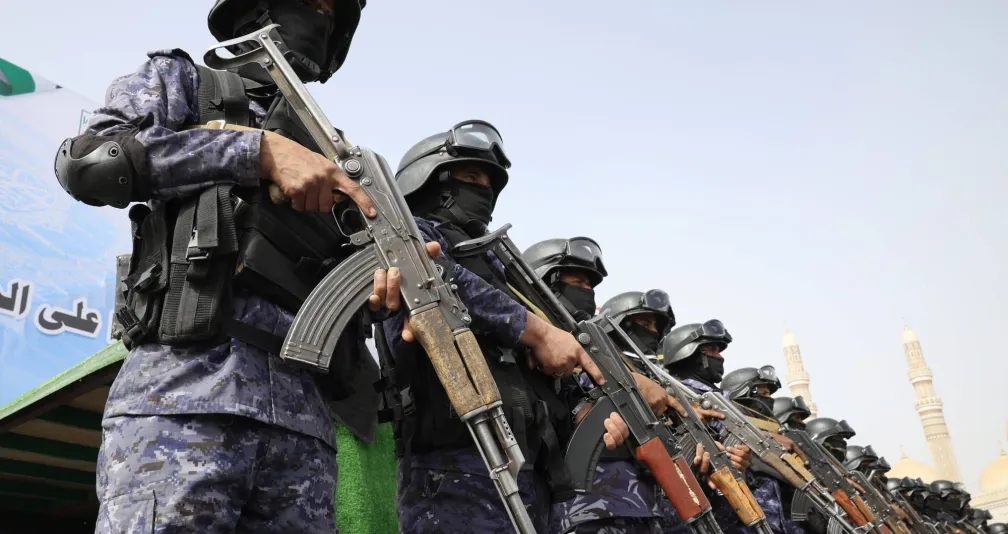 نجل مؤسس جماعة الحوثي يفجّر أزمة مع قبيلة خولان