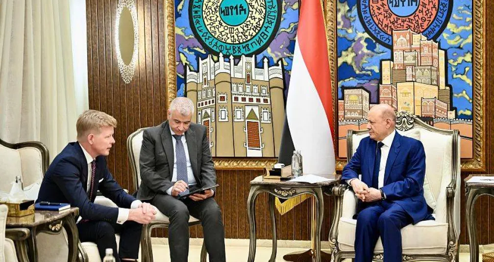العليمي: السلام يبدأ باستعادة الدولة لا تقاسمها مع الحوثيين