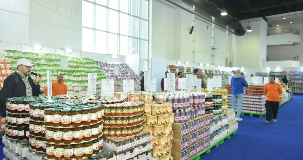 تذبذب الدولار يحبط آمال المصريين في تراجع الغلاء