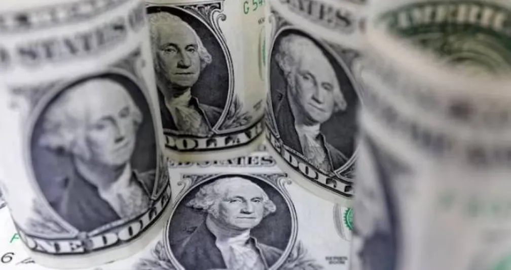 الدولار يرتفع قليلاً بدعم من صعود النفط وترقب بيانات التضخم