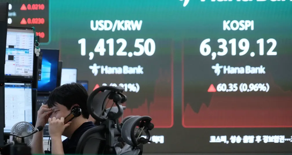 الأسهم الآسيوية تتباين وسط ضبابية بشأن إعادة فتح مضيق هرمز