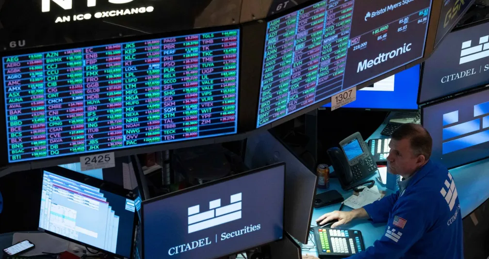 «وول ستريت» تقترب من قمم قياسية جديدة مع انحسار التضخم وتراجع النفط