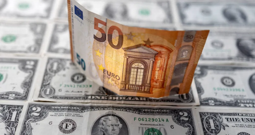 الدولار يتراجع إلى أدنى مستوياته منذ يونيو واليورو يواصل مكاسبه