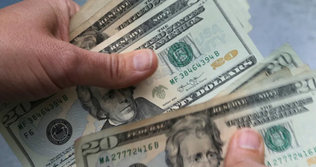 الدولار يتراجع مع تصاعد قلق الديون الأميركية