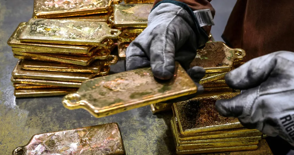 من تراجع حاد إلى أسبوع استثنائي... كيف تحوّل الذهب و«البتكوين» إلى نجمي الأسواق