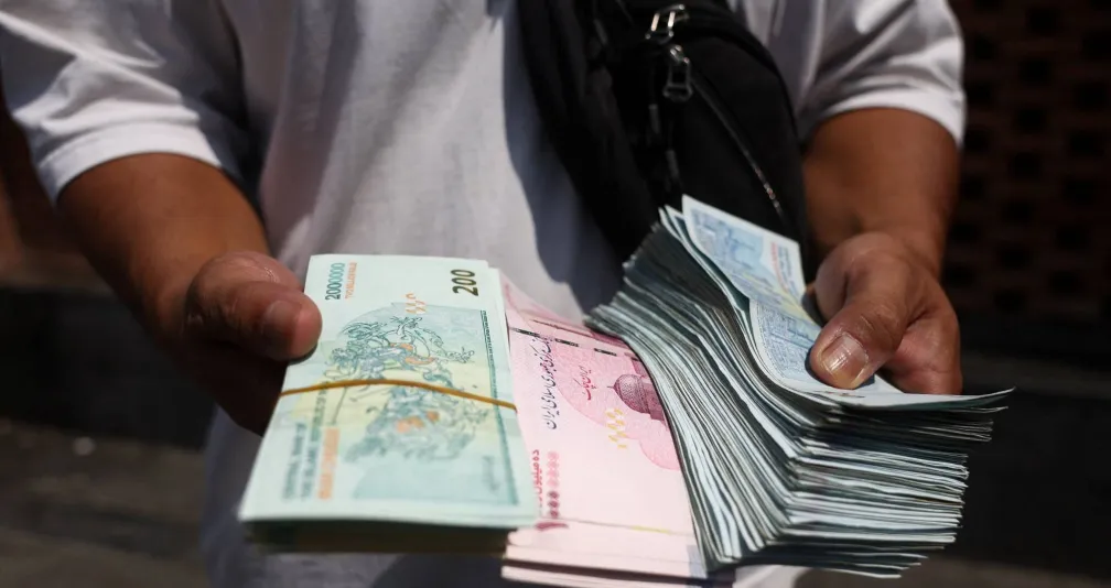 العملة الإيرانية تكسر حاجز المليوني ريال للدولار قبل «الهجوم الاقتصادي» الأميركي