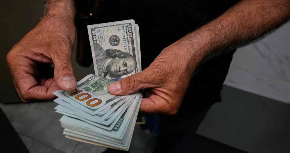 الدولار يكافح لاستعادة الزخم... عقوبات إيران وإعادة شراء السندات تحت المجهر الدولار يكافح لاستعادة الزخم... عقوبات إيران وإعادة شراء السندات تحت المجهر