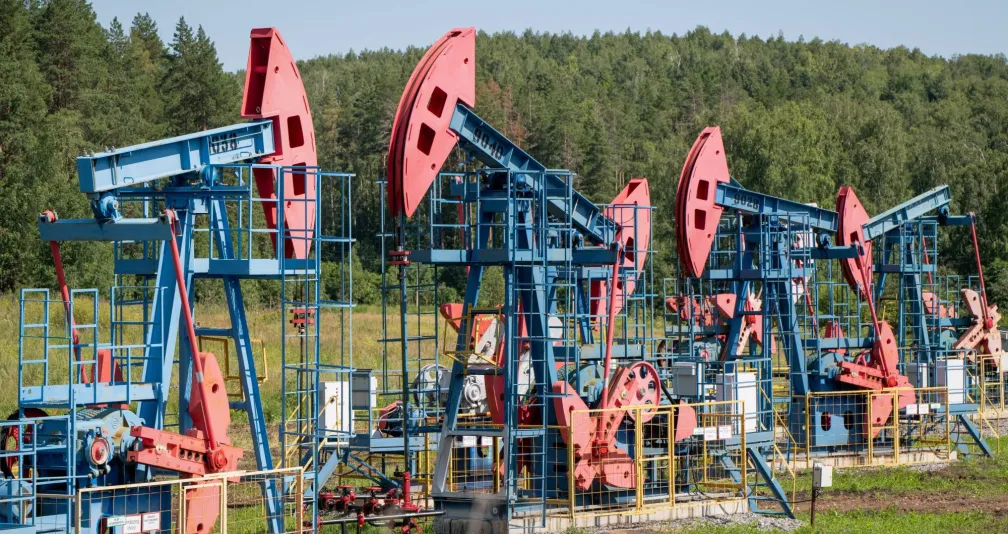 النفط يواصل خسائره ويهبط بأكثر من 3 %