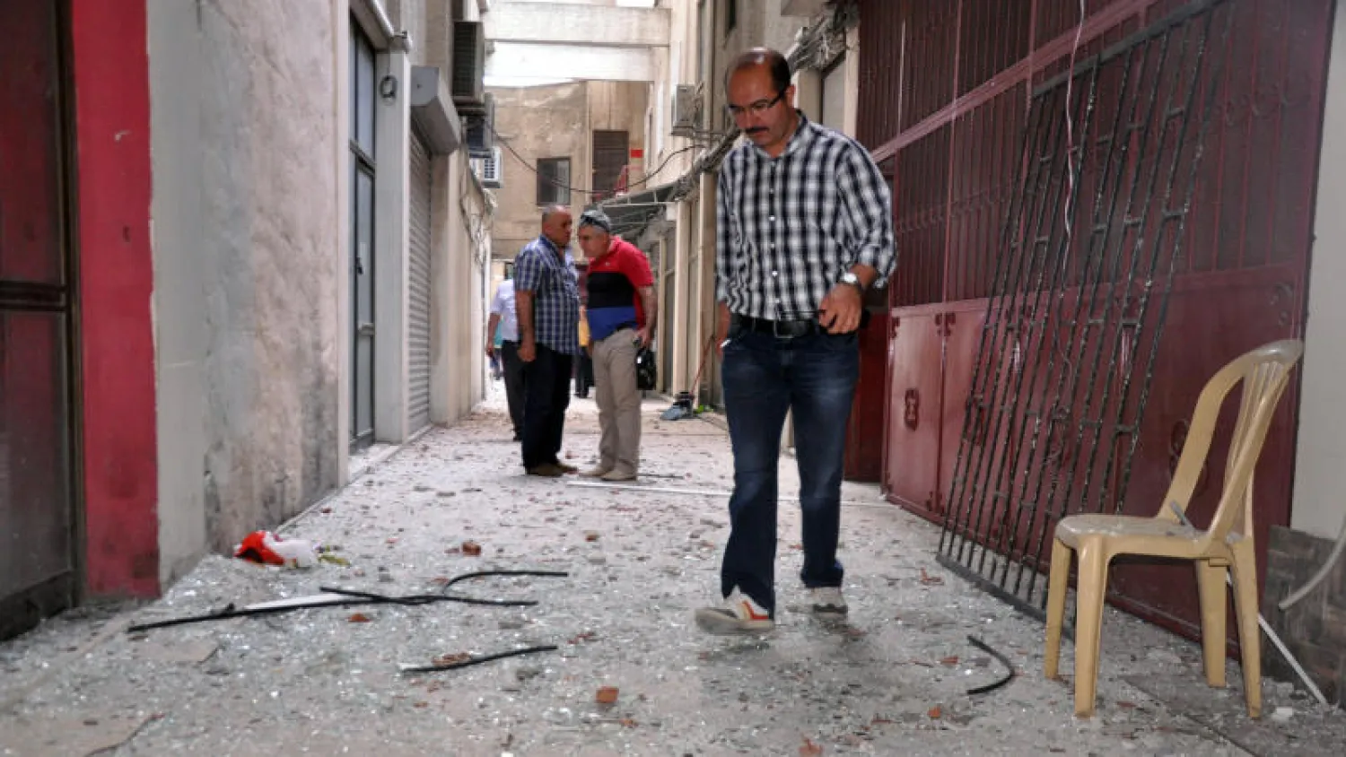 آثار الانفجار الذي طال أمس مراكز حزب الشعب الديمقراطي المحسوب على أكراد تركيا في مدينتي مرسين وأضنة (أ.ب)