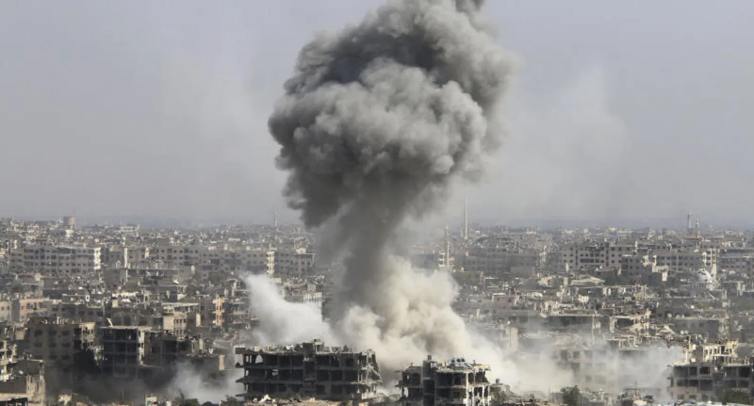 سحب الدخان تتصاعد من مواقع في الداخل السوري قصفتها المقاتلات الروسية (أ.ب)