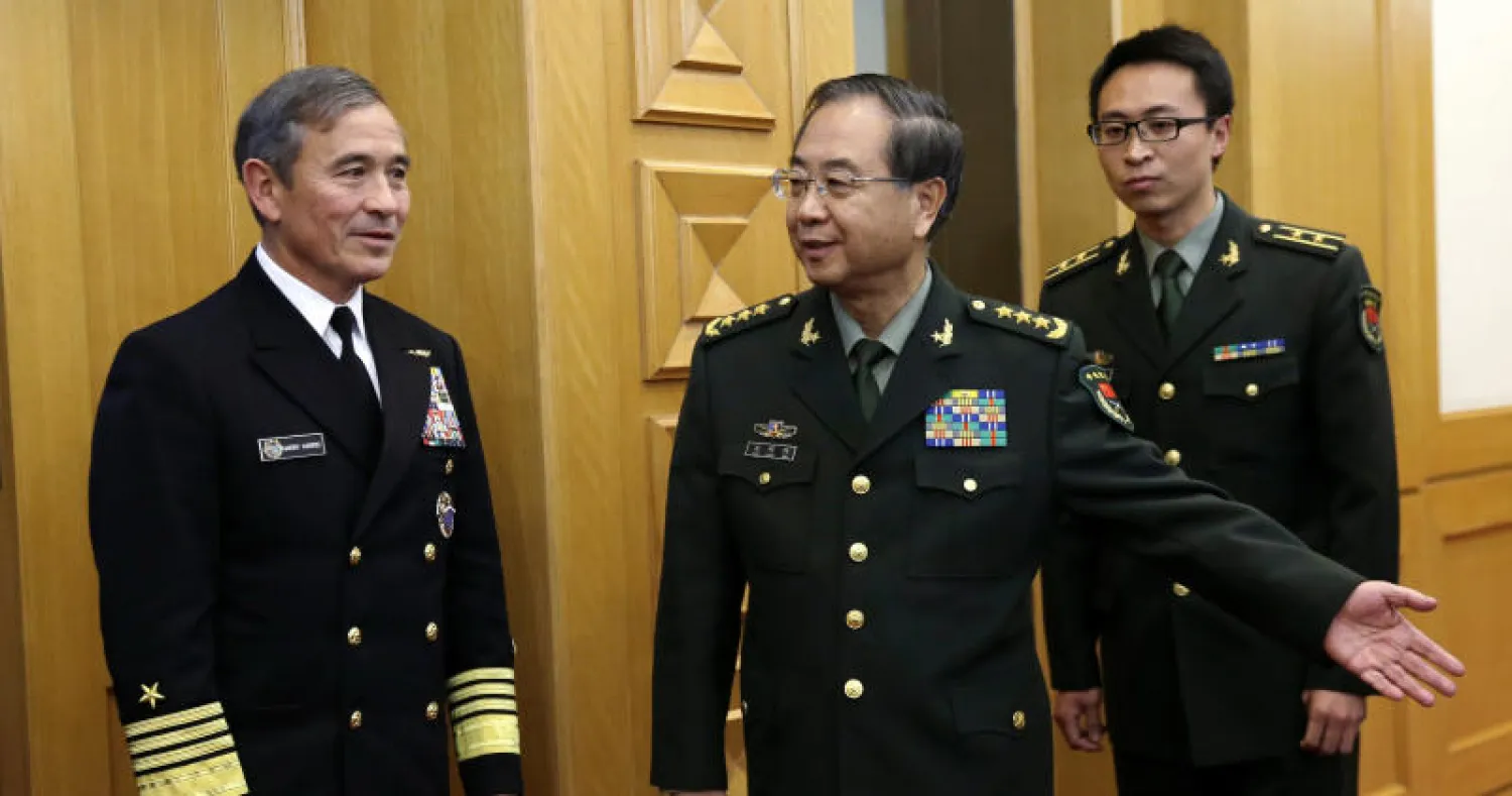 الأميرال هاري هاريس جونيور قائد البحرية الأميركية في المحيط الهادي رفقة رئيس هيئة الأركان فانغ فينهوي خلال لقائهما في بكين أمس (أ.ب)