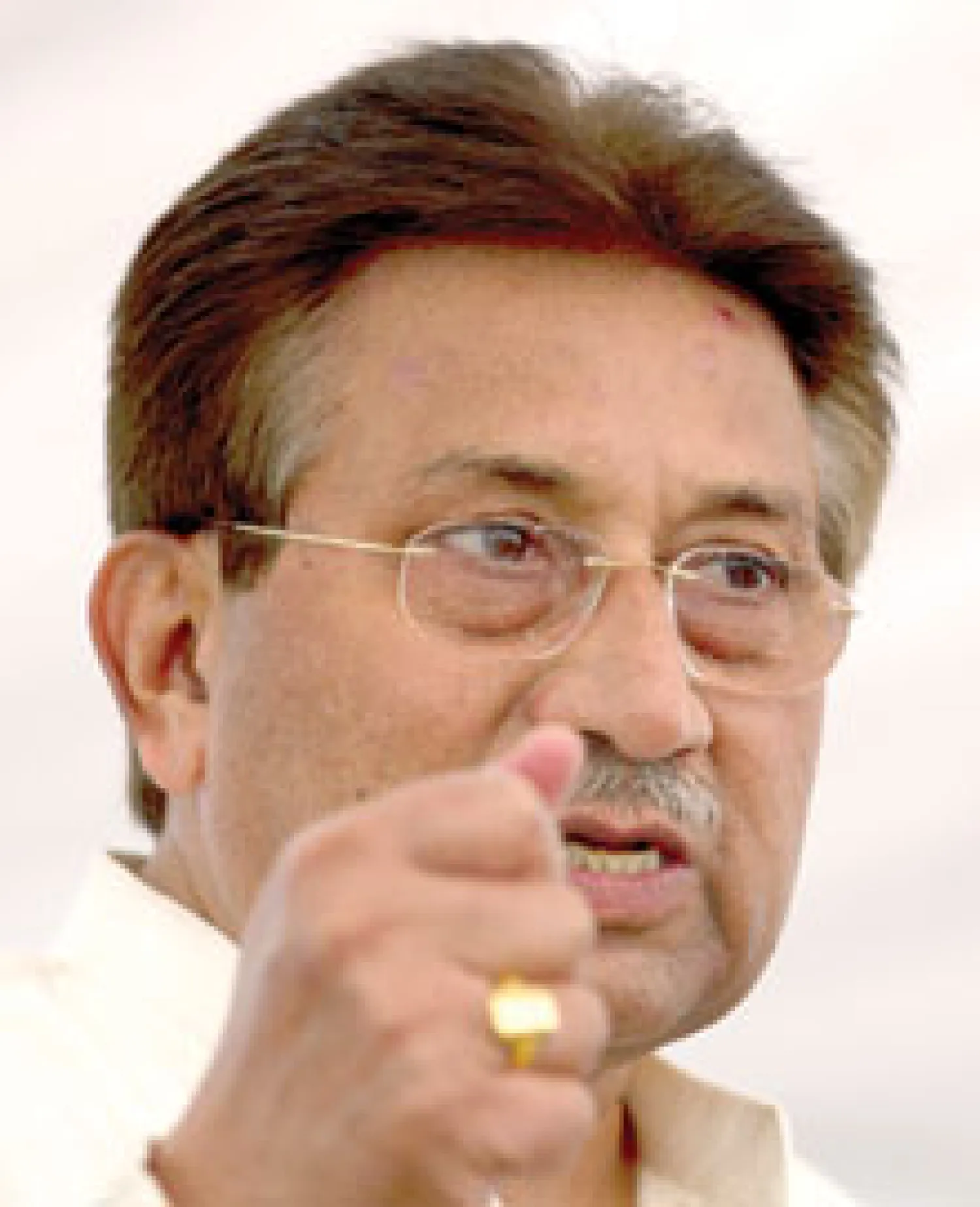 باكستان: مشرف رهن الإقامة الجبرية