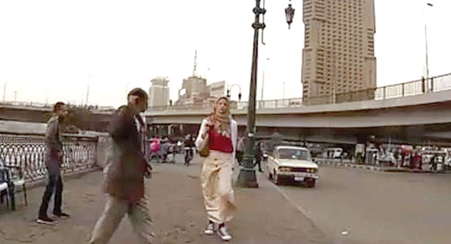 فيديو لشاب متنكر في زي فتاة يتم التحرش به في مصر