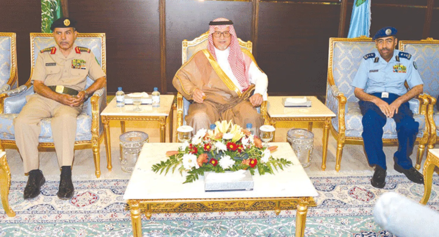 نائب وزير الدفاع يزور قيادتي القوات الجوية والبحرية