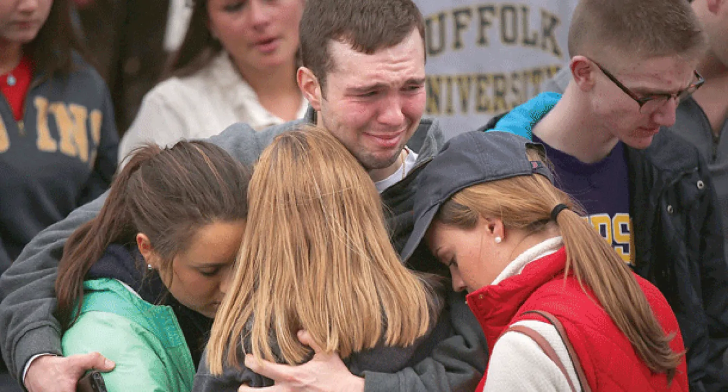 بوسطن تبكي قتلاها.. بالشموع والأغاني