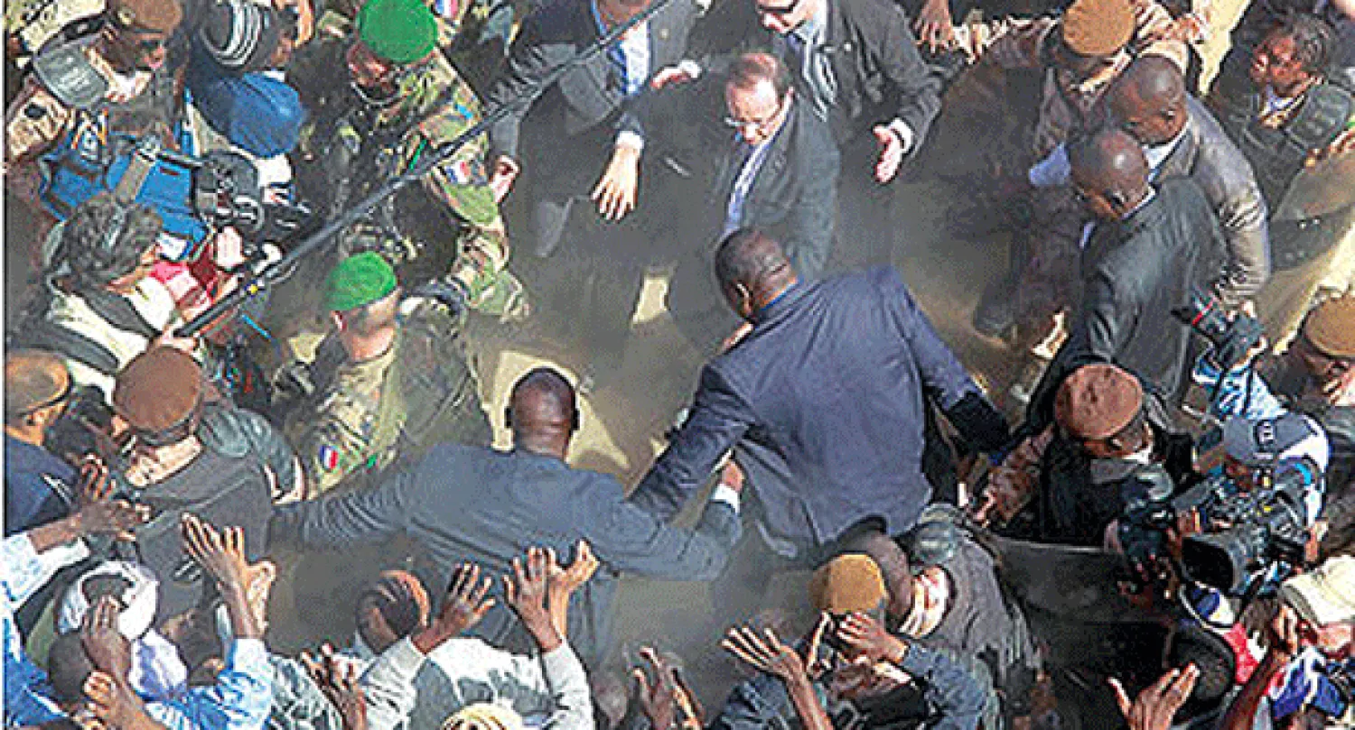 زيارة احتفالية للرئيس الفرنسي «المحرر» إلى مالي وأهالي تمبكتو يهدونه جملا