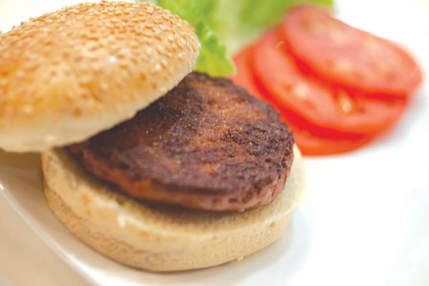 لأول مرة.. طهي هامبورغر أنتج مختبريا