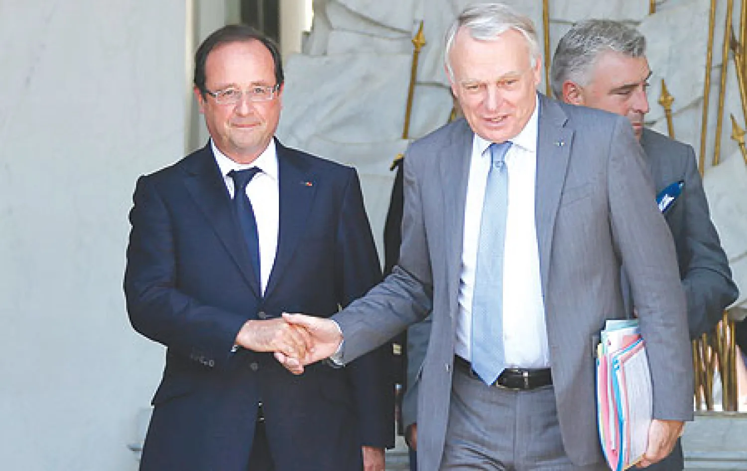 هولاند ووزراؤه يمضون إجازتهم بعيدا عن الأضواء في فرنسا