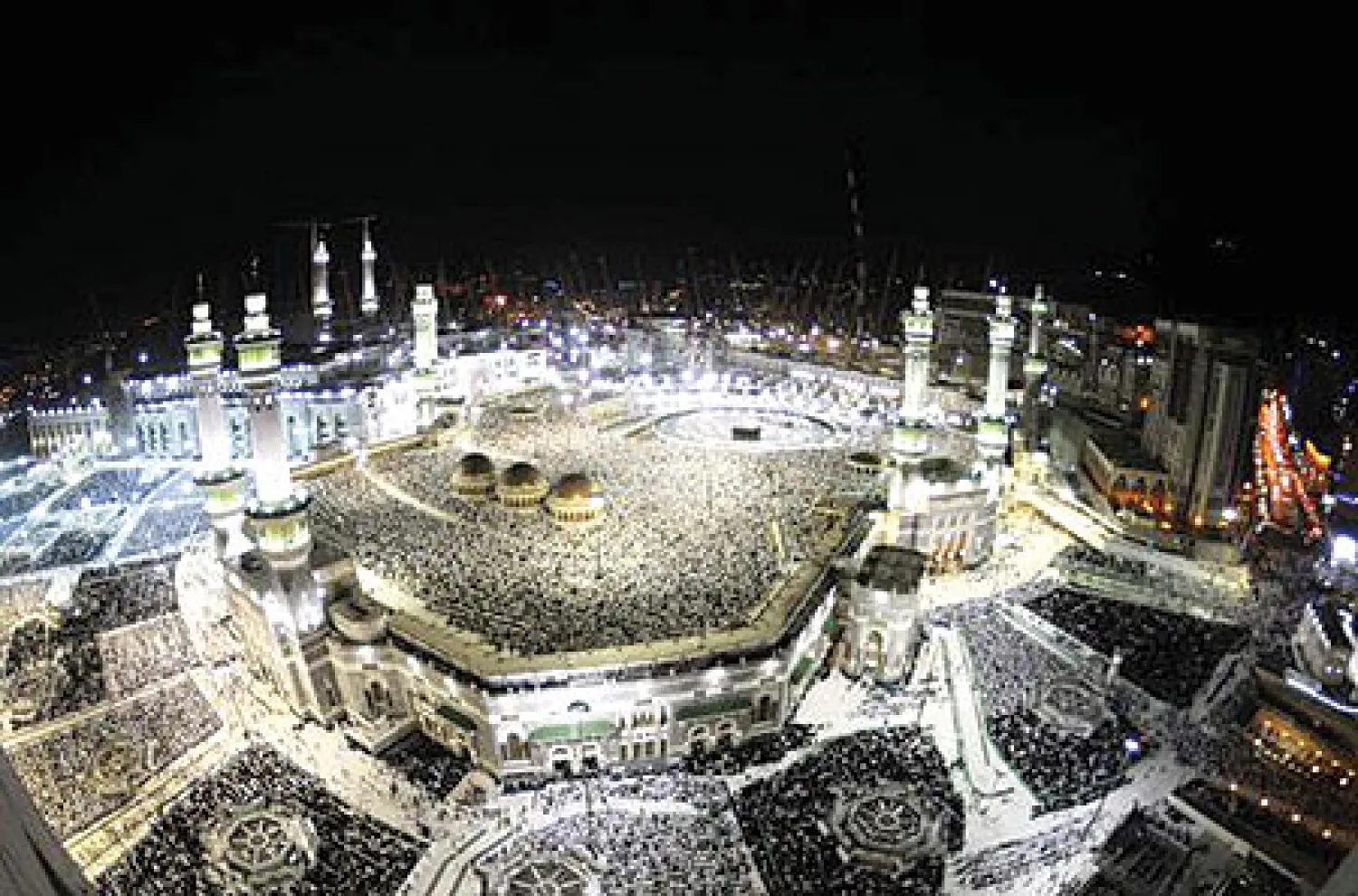 أكثر من ثلاثة ملايين مصل في مكة المكرمة والمدينة المنورة يشهدون ليلة ختم القرآن الكريم