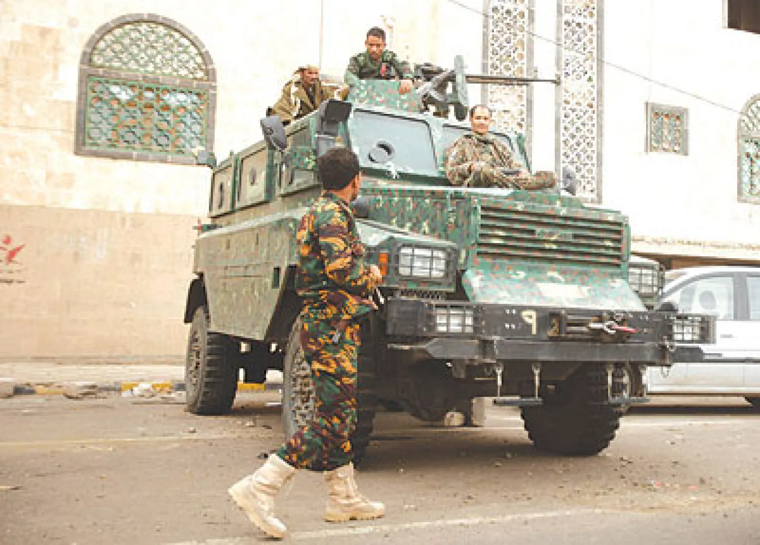 الولايات المتحدة وبريطانيا تجليان موظفي سفارتيهما في صنعاء