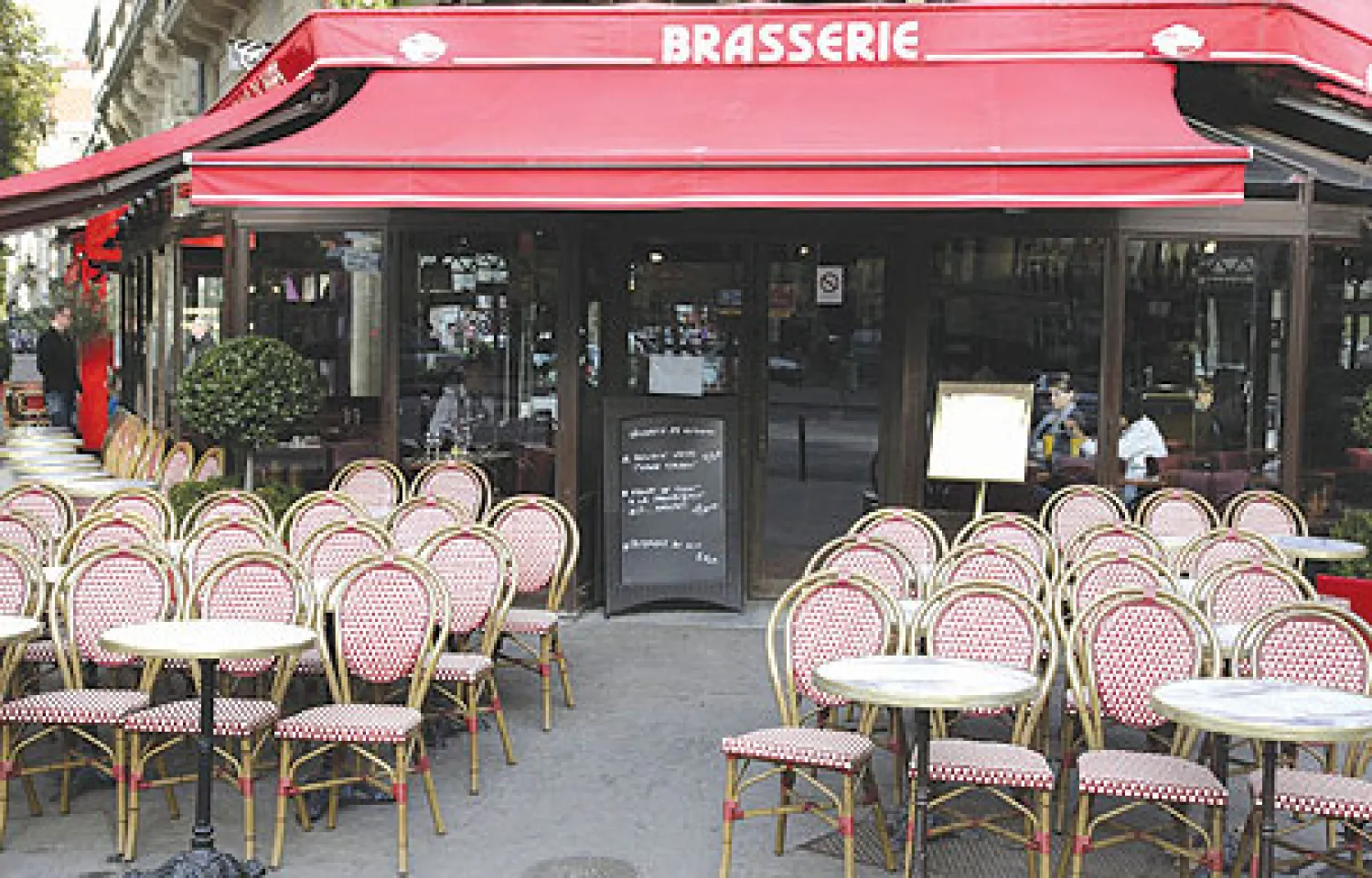 فنادق باريس ومقاهيها تنتظر السياح العرب