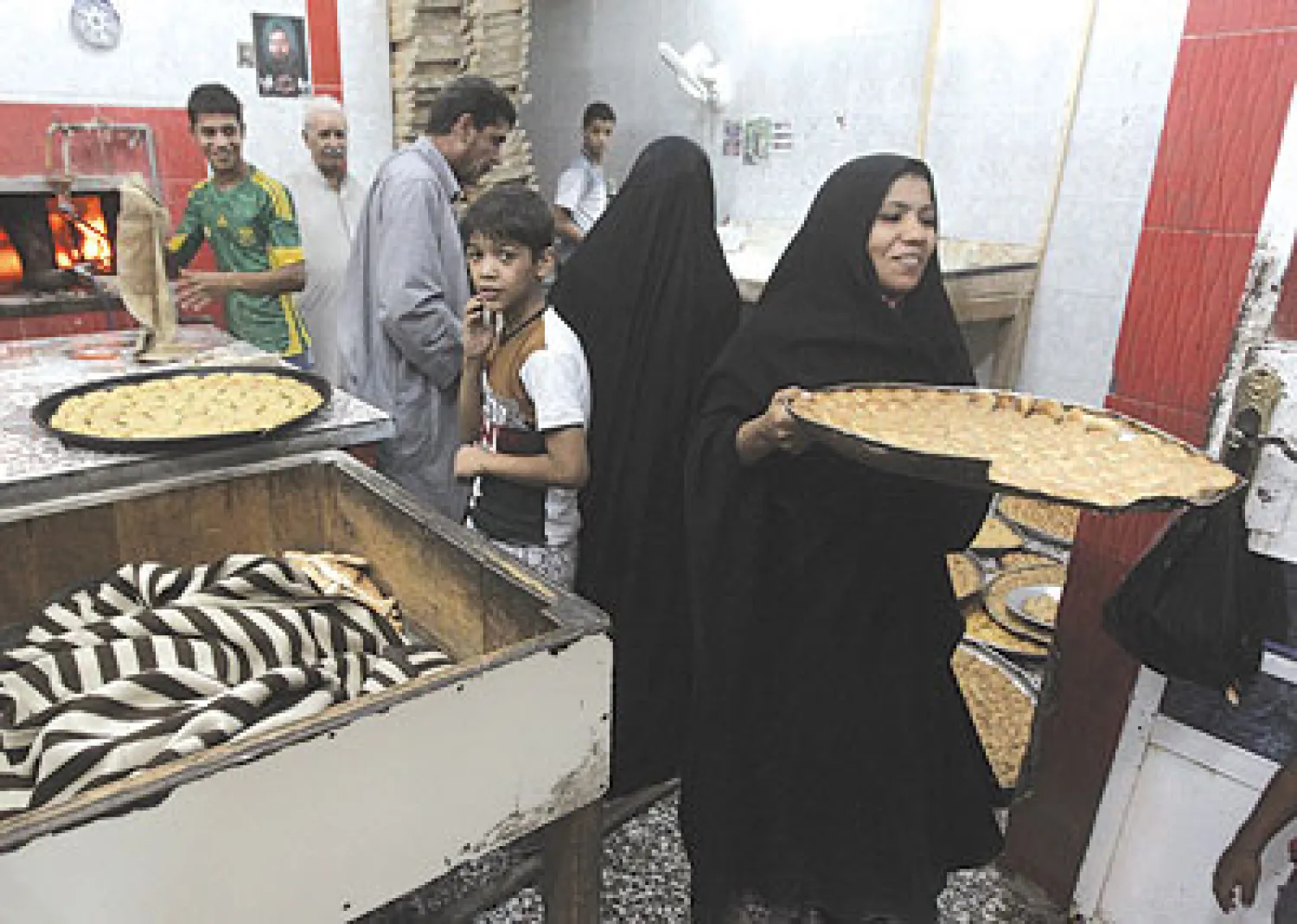 الخطة الأمنية تحجز العراقيين في بيوتهم.. وهلال العيد يفرقهم