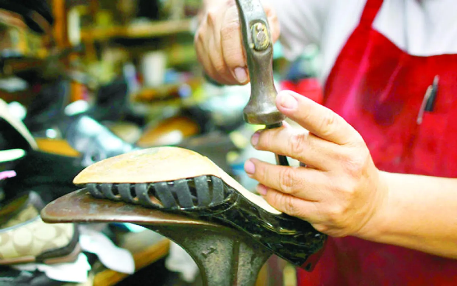 إقبال كبير على الإسكافي في اليمن لرداءة الحذاء المستورد