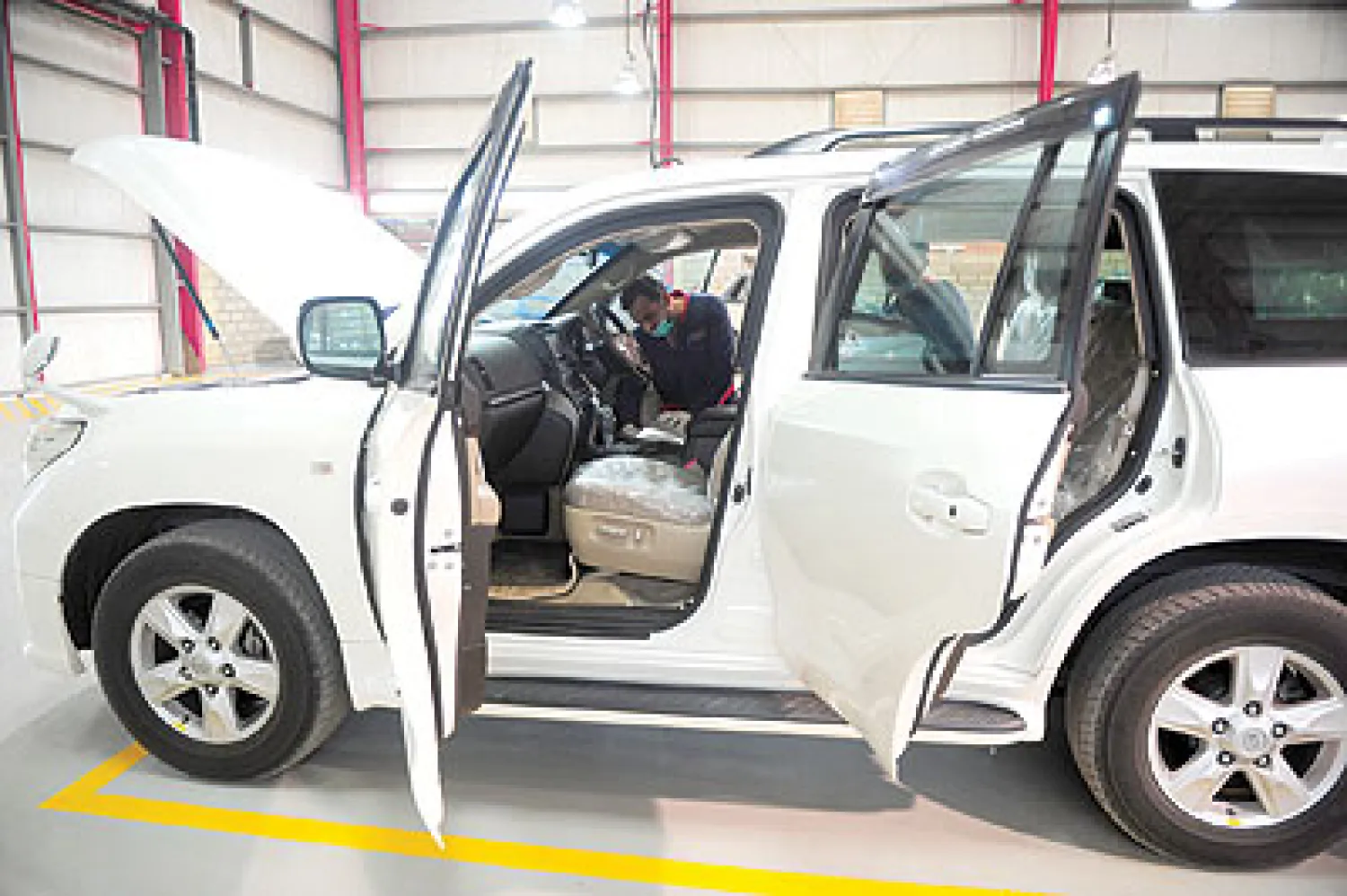 هياكل معدنية معززة للحماية من القنابل وإطارات «غير قابلة للتدمير» (أ.ف.ب)