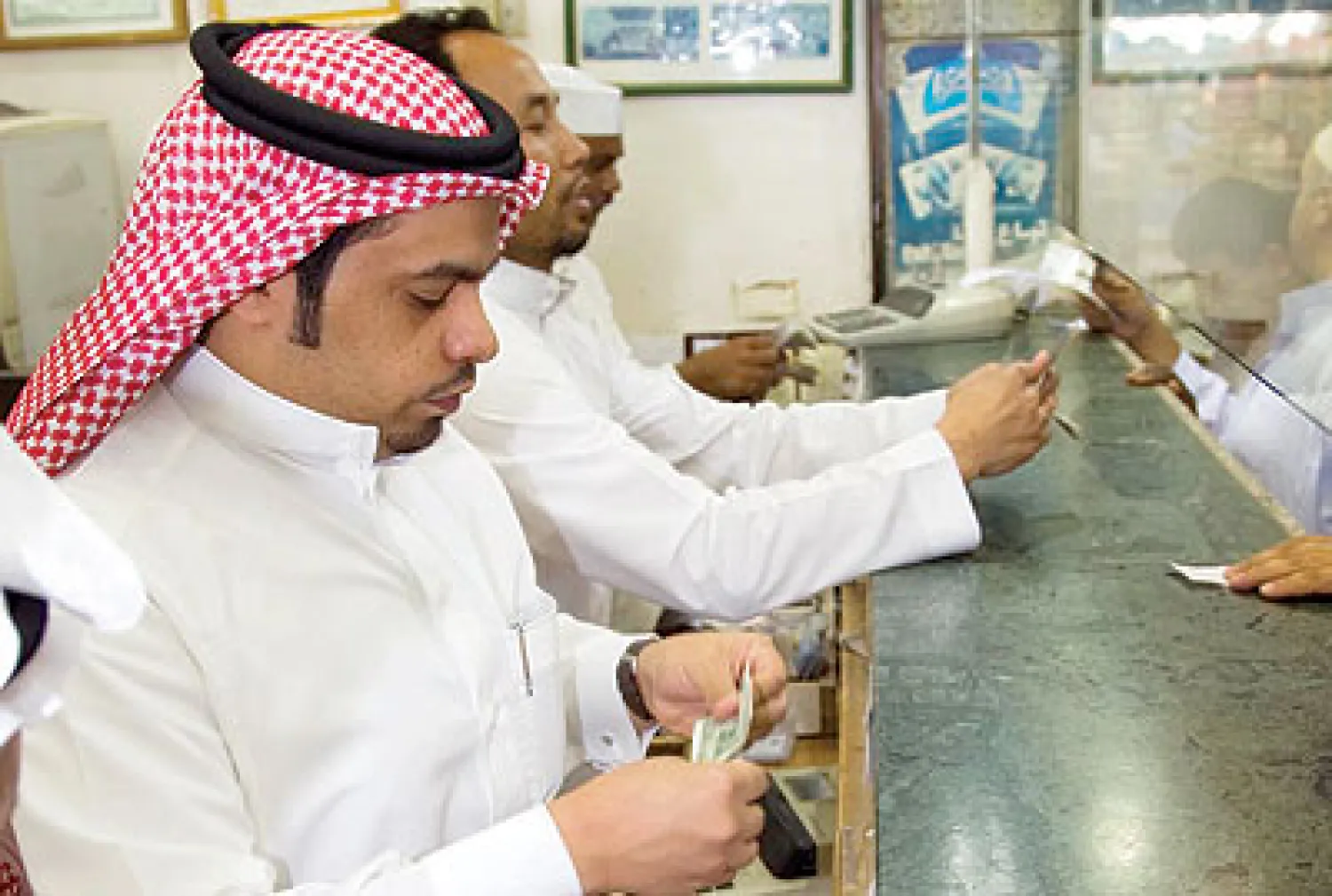 تعد مهنة الصرافة أو تحويل النقود واحدة من المهن التي بدأت تشهد عودة قوية للسعوديين («الشرق الأوسط»)