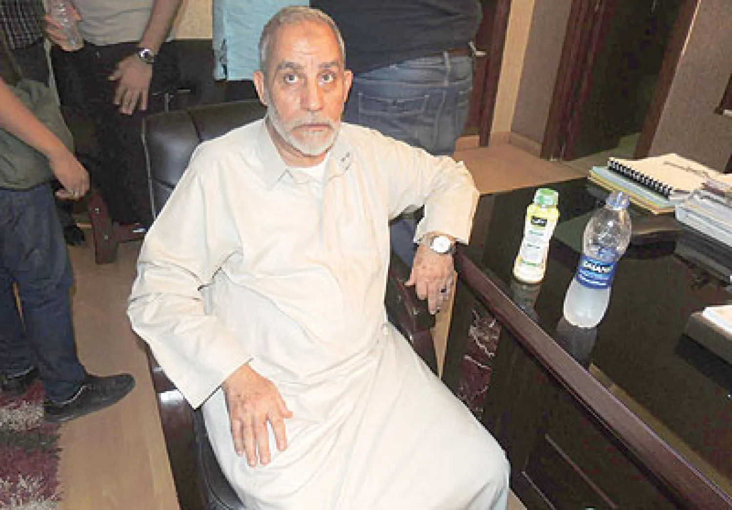 بديع خلال عملية توقيفه فجر أمس (إ.ب.أ)