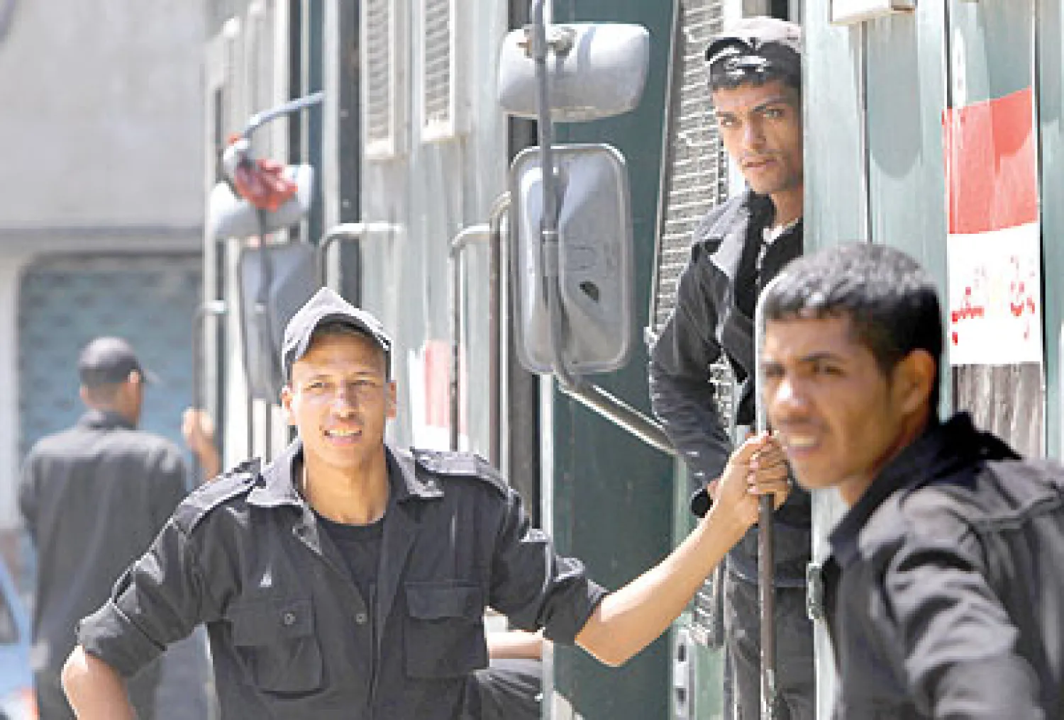 جنود شرطة مصريون خلال وقوفهم في استراحة إلى جوار سياراتهم في وسط القاهرة أمس (أ.ب)