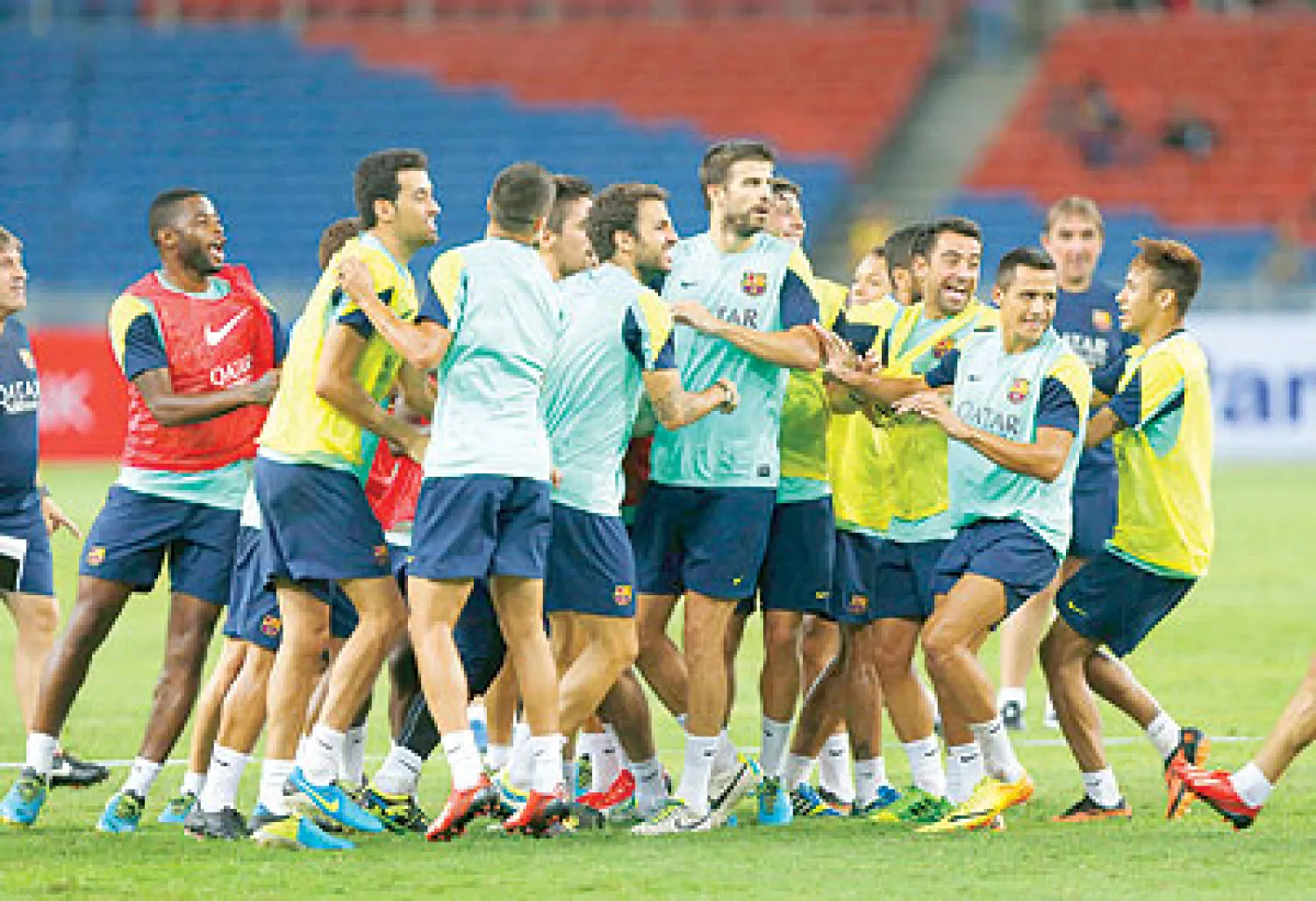 عندما يلتقي أتليتكو مدريد وبرشلونة اليوم في ذهاب كأس السوبر الإسباني لكرة القدم، ستكون هذه المواجهة هي الحلقة الأولى في سلسلة المواجهات المهمة بالموسم الجديد لكرة القدم الإسبانية. وسيواجه المهاجم الدولي ديفيد فيا فريقه السابق برشلونة لأول مرة بعد انتقاله إلى أتليتكو مدريد على ملعب «فيسنتي كالدير...