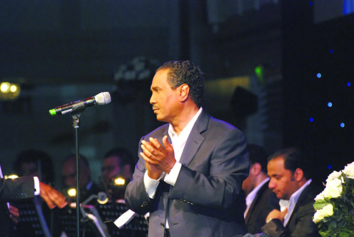 فنان العرب يختتم حفلات صيف لندن وسط ثلاثة آلاف من معجبيه