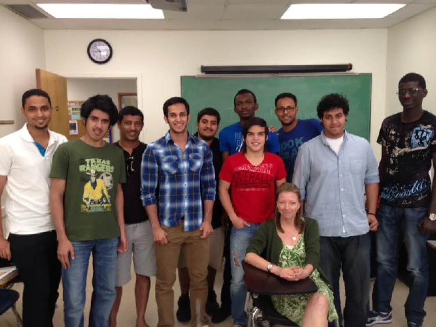 قالت دون كين، أستاذة اللغة الإنجليزية في جامعة دريكسل (ولاية بنسلفانيا)، إن أول سؤال واجهته عندما طلب منها أن تدرس مجموعة كبيرة من الطلاب السعوديين في الجامعة كان: «هل سأقدر على ذلك؟». وذلك لأنهم كلهم رجال، ولأنها لا تعرف كثيرا عن السعودية والسعوديين، ولا عن الطلاب الأجانب، والثقافات الأجنبية.