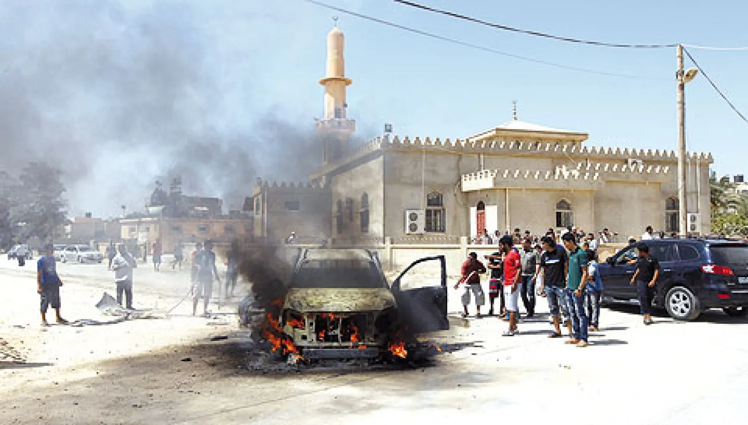 سيارة النائب العام العسكري في بنغازي بعد تفجيرها أمس (أ.ف.ب)