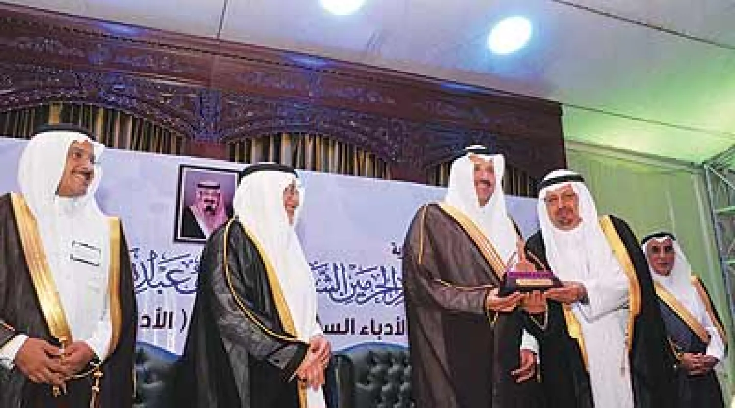 الأمير فيصل بن سلمان لدى تكريمه أمس عددا من داعمي الأندية الأدبية في السعودية ويبدو إلى يمينه في الصورة د. عبد العزيز خوجة (واس)